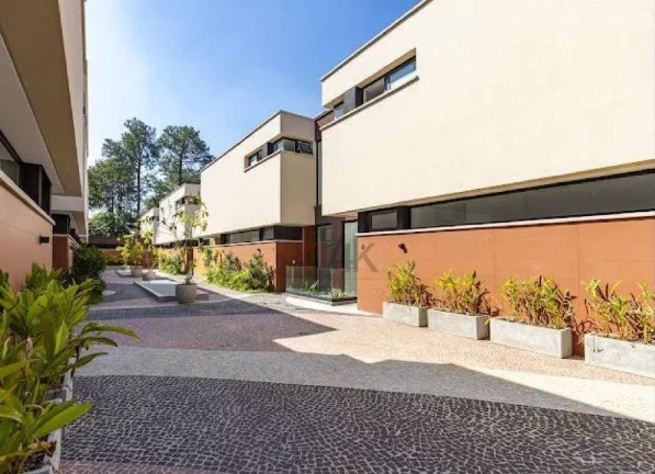 Imagem Casa alto padrão em condomínio fechado à venda.
