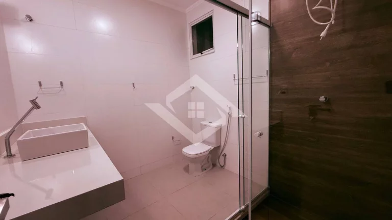 Imagem Apartamento de 4 Quartos Reformado no Posto 4 de Copacabana – Venda Direta!