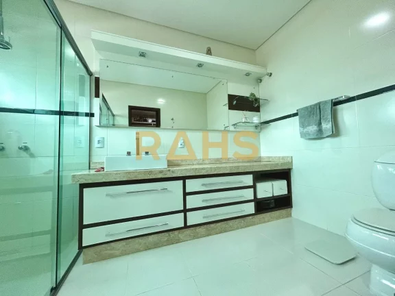 Imagem Ótima casa averbada localizada no bairro Floresta em Joinville, próximo a rua Farroupilha. Conta c...