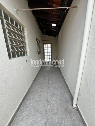 Imagem Casa à venda na Zona Leste de Londrina com 3 quartos, 2 banheiros, cozinha com armários, churrasqueira, quarto e banheiro nos fundos, em terreno de 250m²