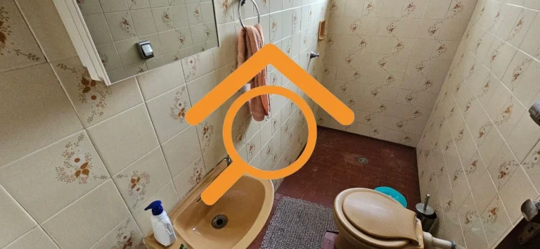 Imagem Casa Comercial para Locação em Interlagos, São Paulo - 2 Quartos, 1 Sala, 2 Banheiros, 4 Vagas de Garagem - 175m²