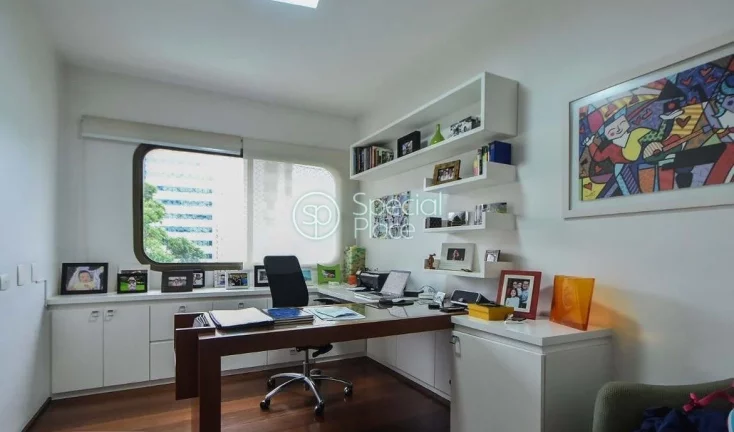 Imagem Ótimo apartamento com 320m² no Campo Belo, um por andar. Amplo living com varanda, home theather, ...