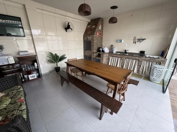 Imagem Casa semimobiliada com 130m² (terreno 208,56m²), 2 quartos (1 suíte), 2 churrasqueiras - Oportunidade imperdível localizada no bairro Armação em Penha/SC, Adriano Carpes Imóveis vende.