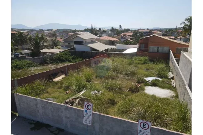 Imagem Terreno plano e murado de frente para o mar na barra de Maricá.