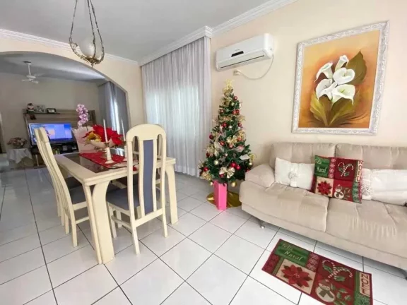 Imagem Casa com 4 dormitórios sendo 1 suíte e 5 vagas de garagem com piscina privativa - Balneário Camboriú