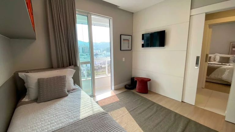 Imagem Apartamento mobiliado com 3 dormitórios sendo 1 suíte e 4 vagas de garagem em Balneário Camboriú/SC