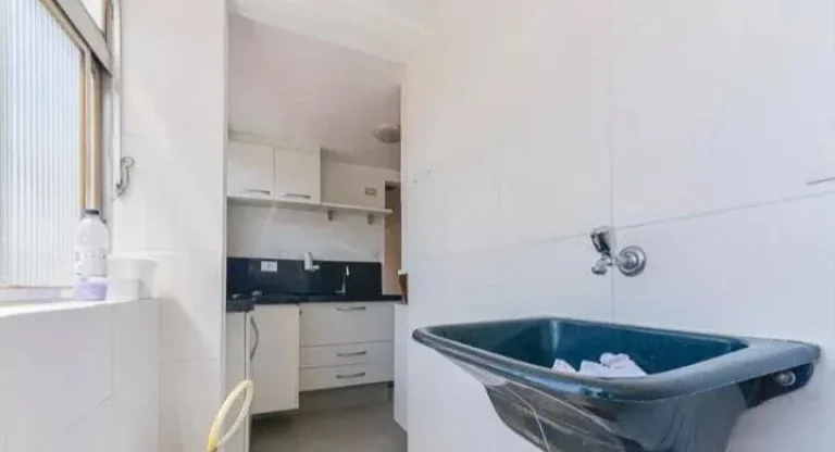 Imagem Kit a duas quadras do metr...ocirc; Santos/Imigrantes linha verde. Localizado na Rua Vergueiro, poss...