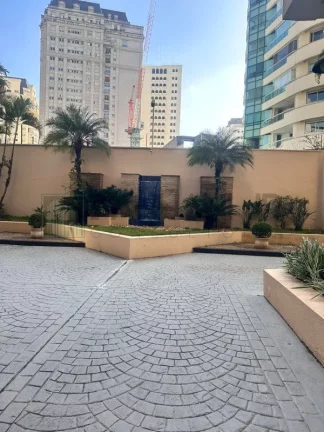 Imagem Alugue já! Apartamento de 4 quartos no Itaim Bibi, São Paulo-SP com 138m², 1 suíte, 3 salas e 2 vagas de garagem.