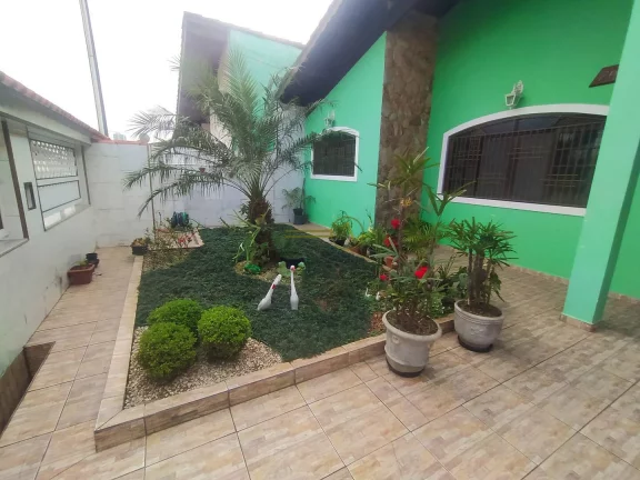 Imagem Casa com 3 dorms + Edícula, á 700m da Praia á venda em Peruíbe
