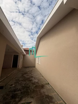 Imagem Imóvel à venda em Franca-SP: Casa na Vila França com 3 quartos, 1 suíte, 2 salas, 3 banheiros, 2 vagas de garagem e 200 m² de área.