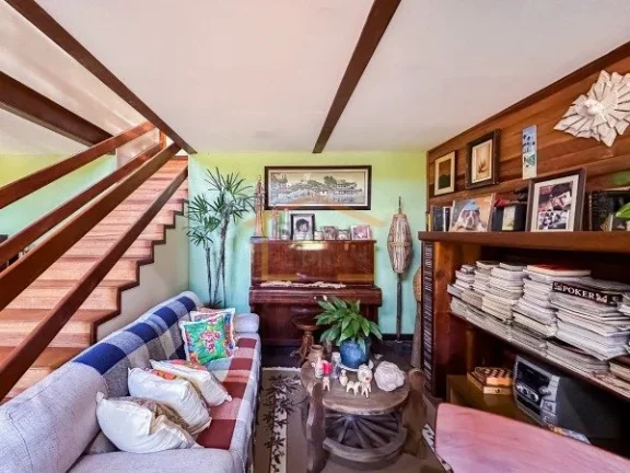 Imagem Casa com 330m² de área construída e terreno de 1.050m². Possui 4 dormitórios, sendo 2 suítes, ...