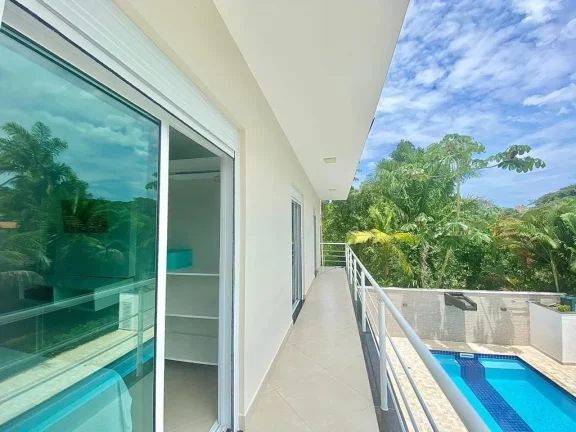 Imagem Sobrado de Luxo à Venda em Condomínio na Morada da Praia, Bertioga-SP: 4 Quartos, 4 Suítes, 5 Banheiros, 4 Vagas, 370m².