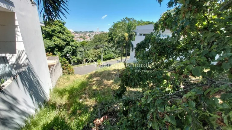 Imagem Este terreno, de 300 m², está localizado na parte mais baixa do condomínio e conta com uma topogr...