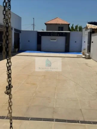 Imagem Casa à venda em Maricá-RJ: 2 quartos, 1 sala, 3 banheiros, 5 vagas de garagem, 141 m² no Jardim Atlântico Leste. Venha conferir!