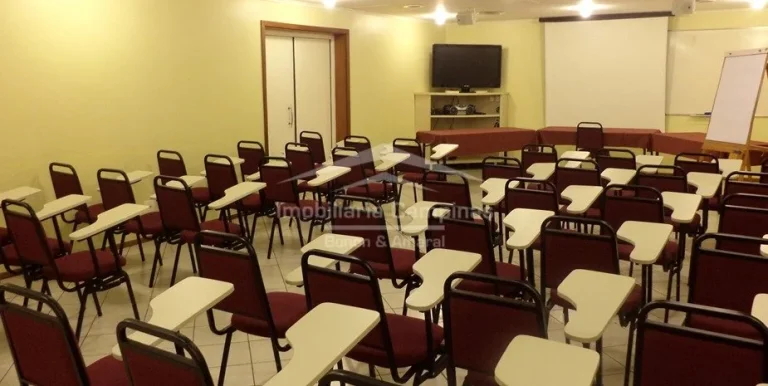 Imagem Com um dormitório e sala modificada para acomodar um confortável sofá-cama, este imóvel foi plan...
