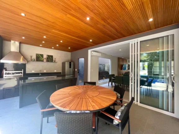Imagem Casa de luxo à venda em Riviera de São Lourenço Módulo 24: 5 quartos, 5 suítes, 3 salas, 6 vagas de garagem, 400m².
