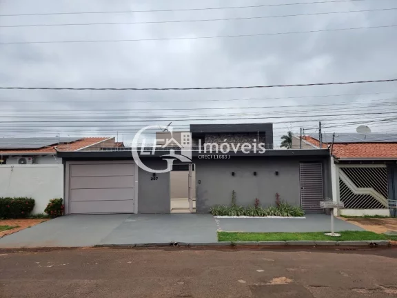 Impecável casa à venda em Campo Grande-MS, na Vila Jacy: 3 suítes, 2 salas, 4 banheiros, 5 vagas de garagem, 162,76 m² de área.