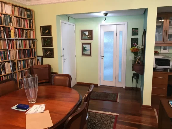 Imagem Apartamento 133 M², 3Q, 3 Suítes, 5 Banheiros, 3 Vagas, Varanda, Lavabo, Piscina, Quadra de tênis, Academia, Sauna, Salão de Festas e Salão de Jogos.