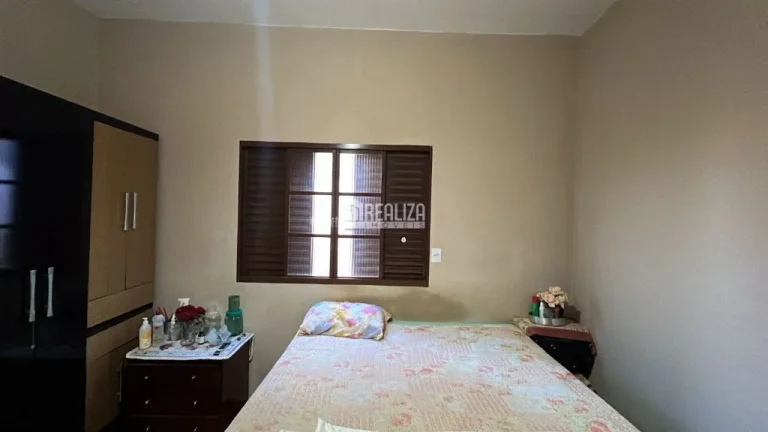 Imagem Casa padrão à venda no Fabrício, Uberaba - 4 dormitórios, 2 banheiros, garagem coberta