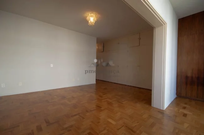 Imagem Apartamento com amplo living, 3 dormitorios sendo uma suite, apartamento com piso em tacos nos dormi...