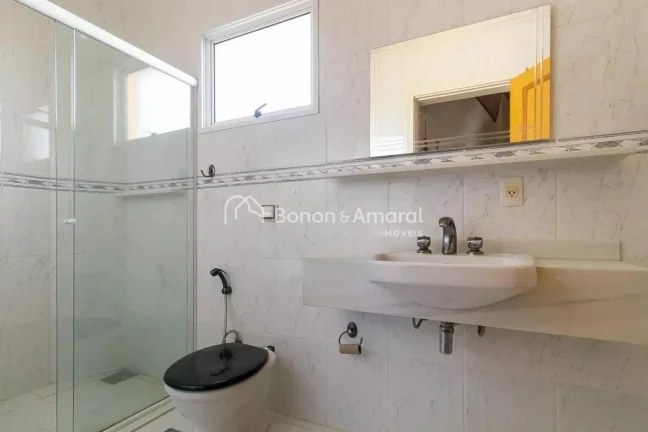 Imagem Linda e espaçosa casa no Alphaville Campinas, com área construída de 330 m². A residência possu...