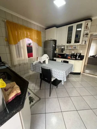 Imagem Casa com 3 dormitórios e 4 vagas sendo 2 cobertas - Floresta | Joinville/SC