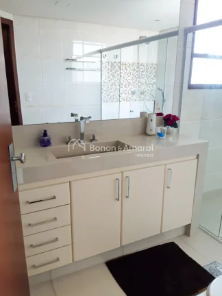 Imagem Descubra o conforto e a sofisticação deste amplo e espaçoso apartamento reformado, localizado no ...