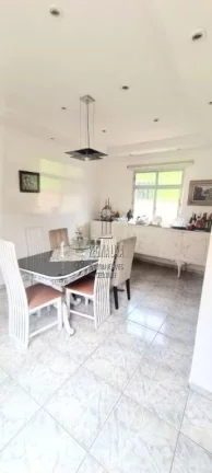 Imagem Seu novo lar em Santos: Casa espaçosa de 3 quartos com edícula para a família.