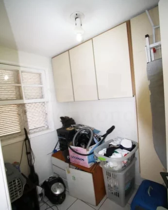 Imagem Amplo apartamento com piso de tacos, armários embutidos, living ampliado para 02 ambientes, 03 dorm...