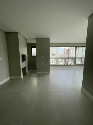 Imagem Apartamento com 3 suítes e 2 vagas de garagem há 250m2 do mar no Centro de Balneário Camboriú
