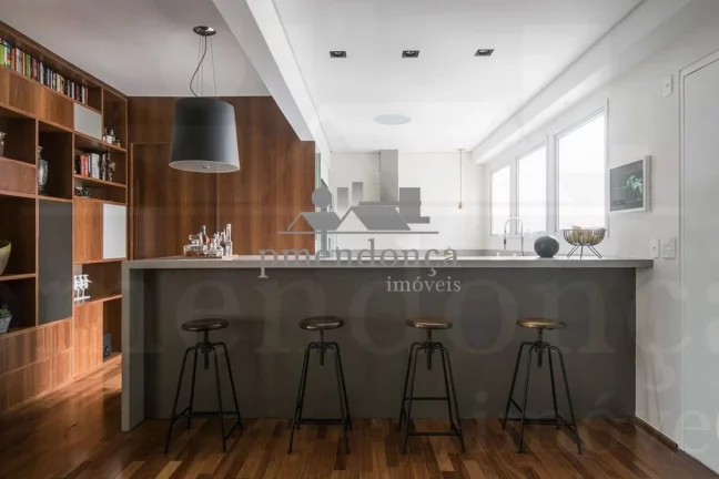 Imagem Lindo apartamento reformado com 1 suíte e 2 vagas, 140m².3