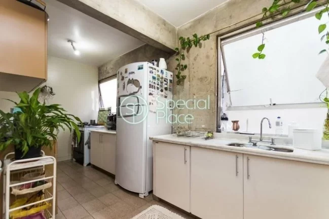 Imagem Moema Pásssaros, fora de rota. Prédio antigo com ótima planta, janelões com bastante claridade. ...
