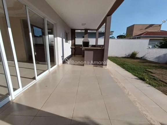 Imagem O imóvel conta com três dormitórios, sendo uma suíte, ampla sala para dois ambientes e garagem p...