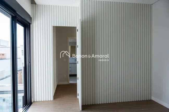Imagem Sobrado em condomínio com 235m² de área construída.
São 3 dormitórios, sendo 3 suítes amplas ...