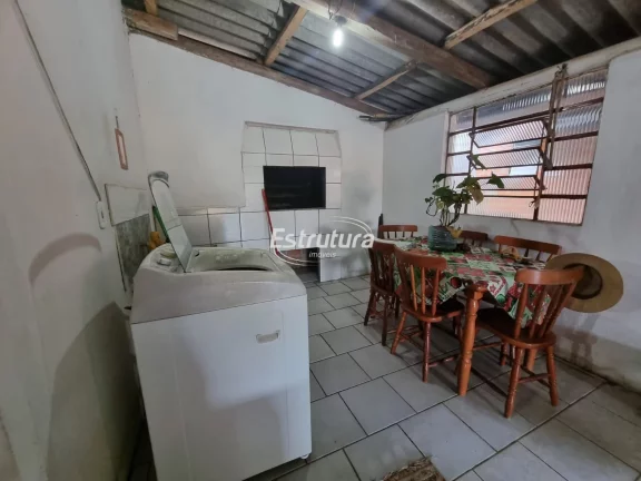 Imagem Chácara com 3 residências a poucos metros da cidade