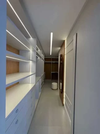 Imagem Casa alto padrão em condomínio fechado, 4 suítes sendo 1 master e 4 vagas, em Camboriú/SC