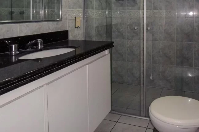 Imagem PITANGUEIRAS- UMA QUADRA DA PRAIA , LOCALIZAÇÃO ESPETACULAR , GARAGEM NO PRÉDIO.
