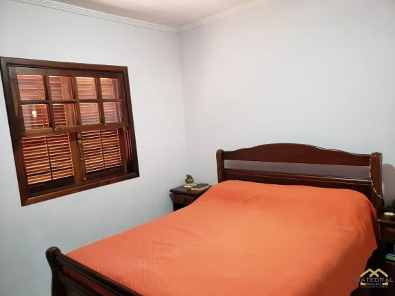 Imagem Sobrado com 3 quartos (1 suíte), garagem para 6 carros e edícula nos fundos