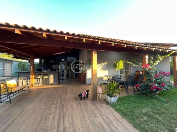 Imagem Linda casa de esquina - Casa espaçosa