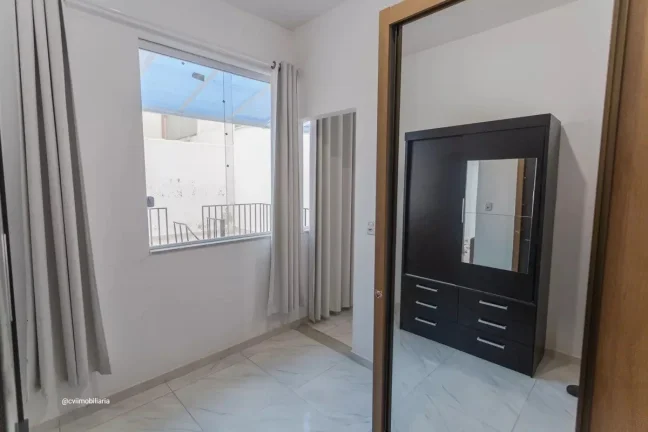 Imagem Com aproximadamente 180 m² de área construída, o imóvel conta com 4 quartos, sendo 1 suíte, ofe...