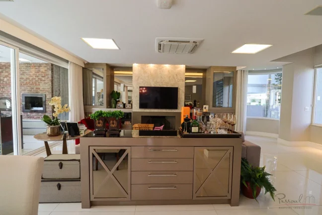 Imagem Venha conhecer esta linda casa dentro de um condomínio que fica em uma posição estratégica! Com ...