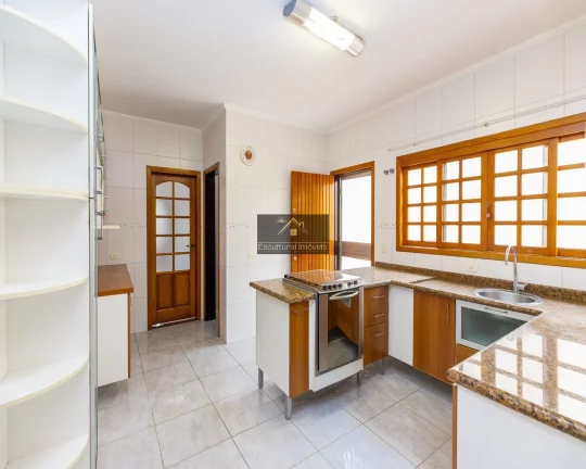 Imagem CASA TÉRREA ESPAÇOSA 306 M 3 SUÍTES 3 SALAS AMPLAS 6 VAGAS DE GARAGEM EM MEIO A MUITA NATUREZA LOCAL CALMO AO LADO DO CLUBE DE CAMPO SÃO PAULO GOLF