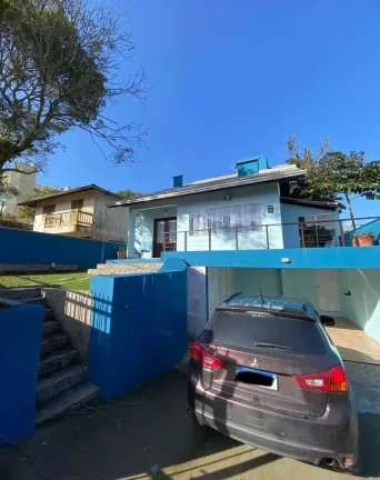 Imagem Casa com 4 dormitórios sendo 3 suítes e 4 vagas de garagem, a 200m do mar em Bombinhas/SC