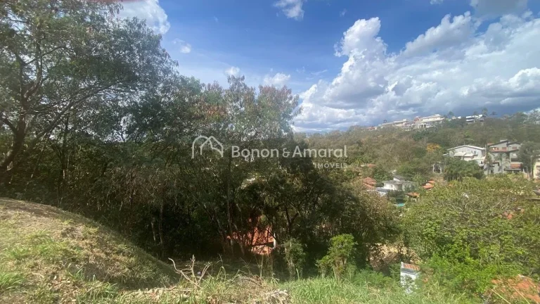 Imagem O lote tem 618 m² em declive, localizado ao lado da mata, garantindo contato direto com a natureza,...