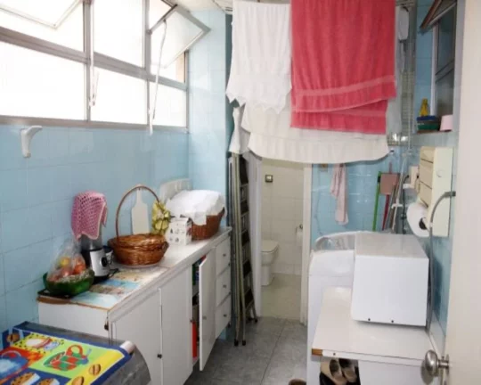 Imagem Apartamento com living amplo com janelas grandes, piso de carpete, 03 dormitórios com armários, co...