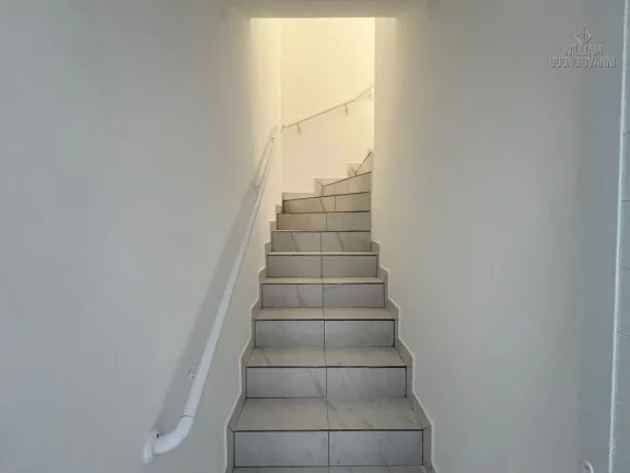 Imagem Casa de condomínio na Vila Tupi, 2 Dormitórios com Suíte! Sobreposta Alta!