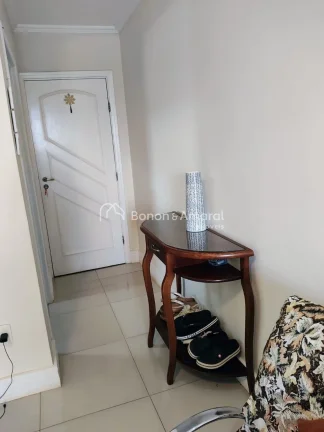 Imagem Aconchegante apartamento com excelente projeto de iluminação e rico em armários. O living para do...