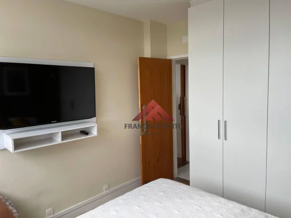 Imagem Praia de IcaraíVenha morar num charmoso apartamento com 3 quartos, sendo 1 suíte com armários embutidos, na Praia de Icaraí, ao lado da UFF (Reitoria)