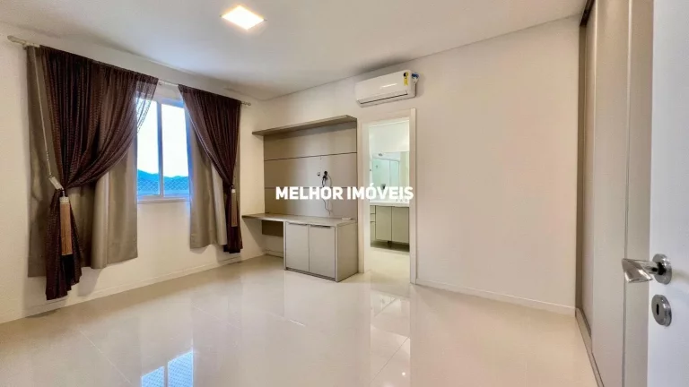 Imagem Apartamento á venda com 3 suítes e 3 vagas localizado no centro de Balneário Camboriú