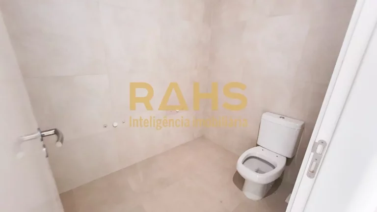 Imagem Amplo giardino no bairro América de Joinville! O Apartamento conta com 3 suítes, 2 salas, 5 banhei...